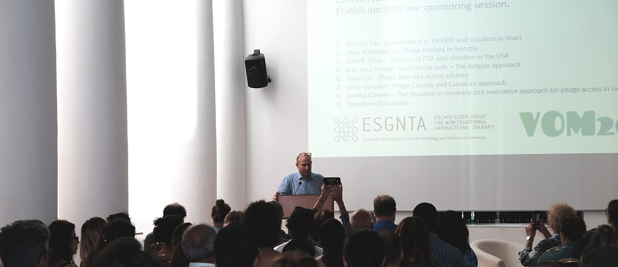 ფაგოთერაპიის სესია გ. ელიავას ბაქტერიოფაგიის, მიკრობიოლოგიისა და ვირუსოლოგიის ინსტიტუტში